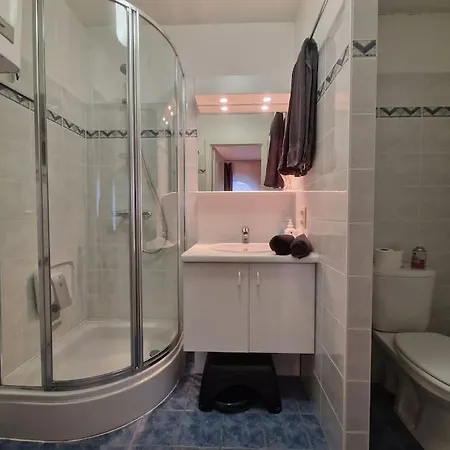 Апартаменти Cozy With Pool Close To The Sea